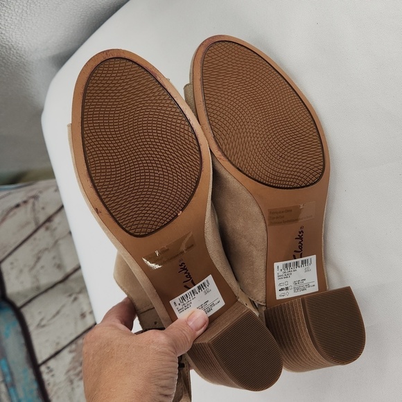 Clarks Deloria Gia Sand Suede Peep Toe Slingback Ankle Strap Sandal Block Heel - Picture 9 of 9